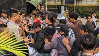 Usai didorong petugas kepolisian ke luar gerbang gedung KPK, para pendemo melanjutkan aksi unjuk rasa itu di luar gedung lembaga antirasuah tersebut.