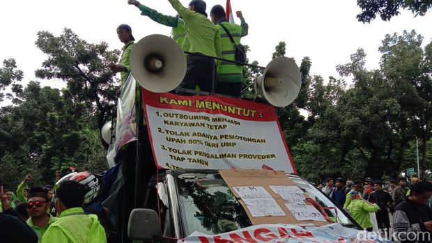Ratusan Pegawai Bandara Soetta Geruduk Kantor Erick Thohir