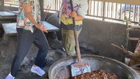 Pembawaannya yang ramai dan terkesan pecicilan membuat Ncess Nabati mudah dikenali. Saat kulineran bareng Dimas Beck, Ncess Nabati asyik masak rendang. Foto: instagram @ncess_nabati