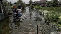 Warga meminta agar Pemkot Jakarta Utara segera mengatasi banjir di kawasan itu.