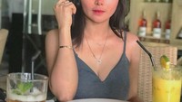 Segelas jus buah jadi pilihan Vitalia saat bersantap. Duh lirikan matanya bikin Vitalia tampak judes. Foto: instagram @vitaliashesyareal