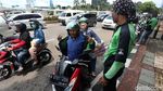 Ada Sweeping Aksi Demo, Ojol yang Narik Penumpang Ganti Jaket