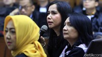 Saksi yang hadir dalam sidang itu adalah penyanyi era 80-an Iis Sugianto, notaris Erna Indrastuti, dan sales properti Sri Ningsih Haryati.