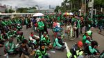 Massa Pengemudi Ojol Salat Jumat di Depan Gedung DPR