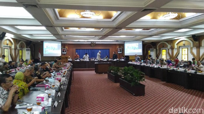Rapat koordinasi Pemprov Jawa Tengah untuk mengantisipasi dampak virus corona terhadap perekonomian, Jumat (28/2/2020).