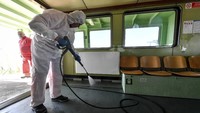 Dengan jumlah tersebut, Italia kini menjadi pusat wabah virus corona di kawasan Eropa. Diketahui bahwa negara-negara Eropa lainnya, seperti Jerman memiliki 45 kasus virus corona, Prancis dengan 38 kasus dan Spanyol dengan 25 kasus. Otoritas Italia kini tampaknya khawatir bahwa langkah-langkah tegas yang diambil untuk mengendalikan penyebaran virus corona, termasuk melakukan pemeriksaan luas terhadap orang-orang yang tidak mengalami gejala-gejala virus corona, akan berdampak pada perekonomian yang rapuh.