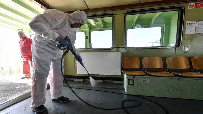 Jumlah kasus virus corona di wilayah Italia kembali mengalami lonjakan. Petugas terus menyisir setiap sudut kota dengan menyemprotkan cairan desinfektan.