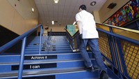 Dilansir dari AP Photo, meski tindakan penutupan sekolah itu dinilai otoritas kesehatan setempat belum diperlukan, para siswa di sekolah itu tetap diliburkan dan pembersihan serta penyemprotan area-area di sekolah tersebut dengan desinfektan tetap akan dilakukan. AP Photo/Elaine Thompson.