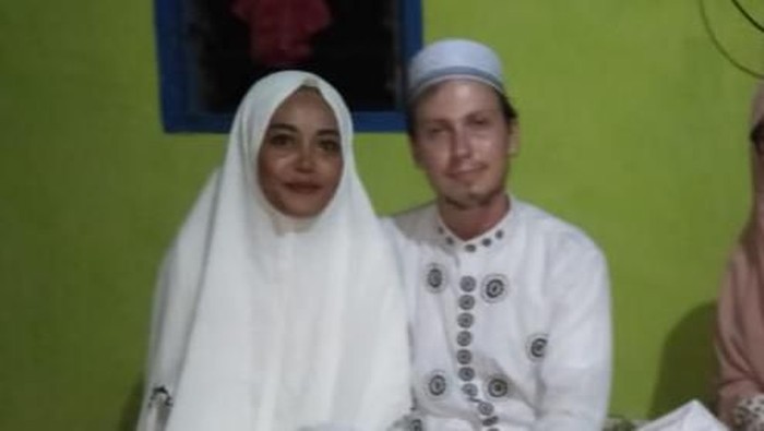 WN Rusia, Aleksei Sidorov mempersunting kekasihnya Nur Fajri di  Pulau Rajuni, Kabupaten Selayar, Sulawesi Selatan.