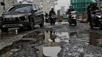 Di Jalan Boulevard Raya, pengendara harus pintar memilih jalur atau jalan rusak yang harus dilewati. Pradita Utama/detikcom.