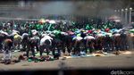 Massa Pengemudi Ojol Salat Jumat di Depan Gedung DPR