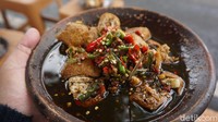Netizen Twitter itu juga menganggap Tahu Gejrot memiliki nama yang aneh. Kuliner khas Cirebon itu terbuat dari tahu pong yang diberikan kuah cuka yang paduan rasanya asam, manis, dan pedas. Foto: dok. detikFood / Yenny Mustika Sari