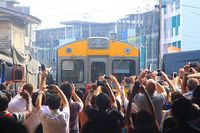 Ngeri! Pasar di Tengah Jalur Kereta Ini Jadi Tempat Belanja Ekstrem