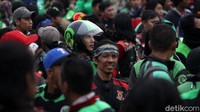 Selain itu, mereka juga meminta Wakil Ketua Komisi V Nurhayati Monoarfa mundur dari jabatannya. Nurhayati diprotes karena mengusulkan motor tak boleh melintas di jalan nasional.