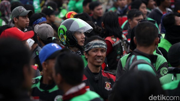 Dua Wakil Ketua DPR RI temui massa ojek online yang demo di depan gedung parlemen. Mereka menyatakan akan menampung aspirasi para ojol.