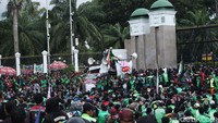 Tampak pemimpin aksi berorasi di atas mobil komando yang diparkir di depan gerbang DPR.