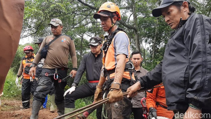 Wali Kota Bogor Bima Arya tinjau lokasi pemakaman umum yang longsor.