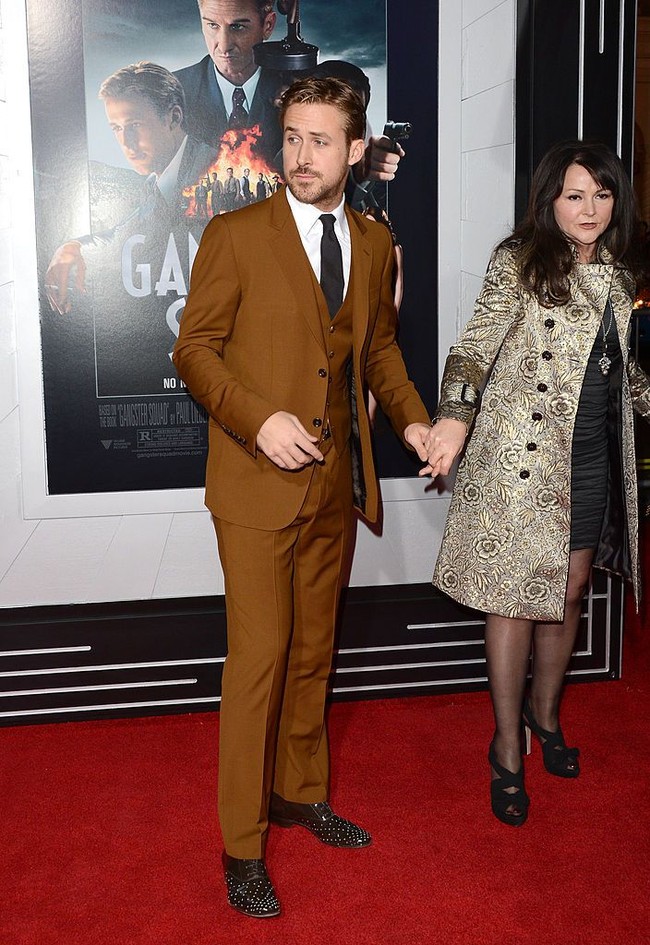 Ryan Gosling membawa ibunya Donna, ke salah satu acara premier film yang dibintanginya. Wajah sang ibu terlihat masih awet muda. Foto: Jason Merritt/Getty Images