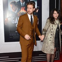 Ryan Gosling membawa ibunya Donna, ke salah satu acara premier film yang dibintanginya. Wajah sang ibu terlihat masih awet muda. Foto: Jason Merritt/Getty Images