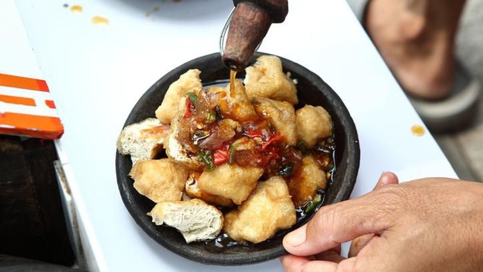 tahu gejrot di cirebon Making Indonesian Food Tahu Gejrot traditional from Cirebon and lots of tofu