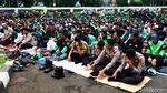 Massa Pengemudi Ojol Salat Jumat di Depan Gedung DPR