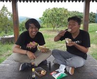 Makan Durian Pakai Kecap Asin dan Sambal Terasi, Gimana Rasanya?