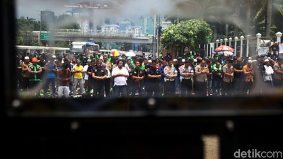 Massa Pengemudi Ojol Salat Jumat di Depan Gedung DPR