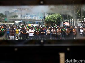 Massa Pengemudi Ojol Salat Jumat di Depan Gedung DPR