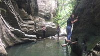 Ulu Ledeng merupakan kawasan wisata air terjun berukuran mini, terdiri dari tiga tingkatan. Setiap tingkatan rata-rata memiliki ketinggian lima meter dan di dasarnya terdapat kolam kecil, dipenuhi air berwarna kehijauan. (Abdy Febriady/detikcom)