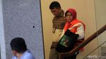 Kadis PU Sidoarjo Tutupi Borgol Pakai Tas Usai Diperiksa KPK