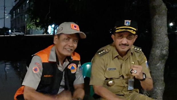 Plh Kepala Pelaksana BPBD DKI Jakarta Sabdo Kurnianto (kiri) bersama dengan Wali Kota Jakarta Timur Anwar (kanan) (Dok.Istimewa).