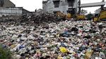 Gunungan Sampah Dekat Anak Sungai Citarum Dikeruk