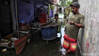 Air kotor ini menyebabkan warga menderita gatal-gatal.