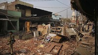 Bentrokan meluas, massa mulai membakar masjid-masjid. AP Photo/Altaf Qadri.