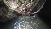 Setiap kolam di dasar air terjun, memiliki kedalaman tidak kurang dari dua meter. Sangat pas sebagai tempat bermain, sekedar untuk merelaksasikan tubuh, tentunya bagi pengunjung yang bisa berenang. (Abdy Febriady/detikcom)
