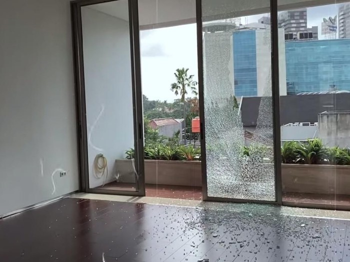 Dewi Perssik Rumah Dewi Perssik Dilempar benda