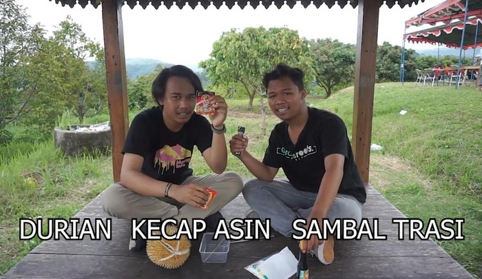 makan durian pakai kecap