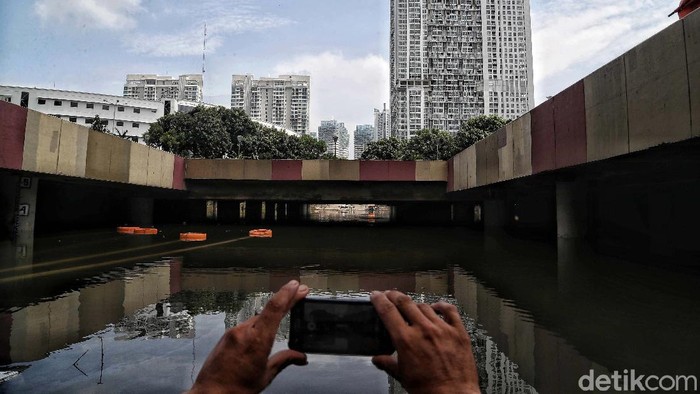 Sudah 4 Hari, Underpass Kemayoran Jadi 'Kolam' Dadakan Empat hari sudah underpass Kemayoran terendam banjir. Hingga kini underpass tersebut belum dapat dilintasi oleh pengendara.