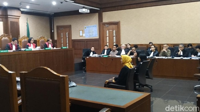 Iis Sugianto bersaksi dalam sidang kasus suap pengadaan pesawat
