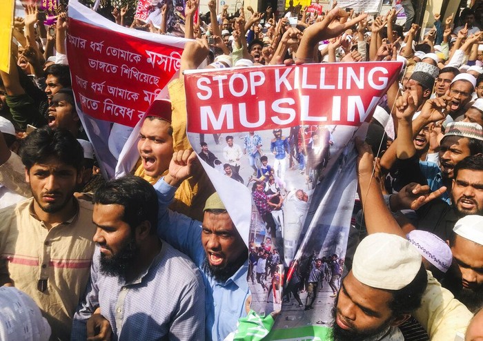 Bentrokan yang terjadi di India terkait UU Kewarganegaraan yang kontroversial menewaskan puluhan orang. Warga Bangladesh pun mengecam bentrokan tersebut.