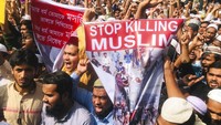 Warga Bangladesh menggelar aksi unjuk rasa usai melaksanakan Salat Jumat di kawasan Dhaka, Bangladesh, Jumat (28/2/2020). Mereka mengecam bentrokan yang melibatkan umat Hindu dan Muslim di India hingga menewaskan puluhan orang imbas UU kontroversial yang dinilai antimuslim.