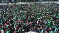 Massa berjaket Ojol tampak menghijaukan kawasan di depan Gedung DPR.