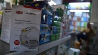 Sementara untuk masker bedah dari harga sekitar Rp 250 ribu menjadi Rp 160 ribu per kotak. 