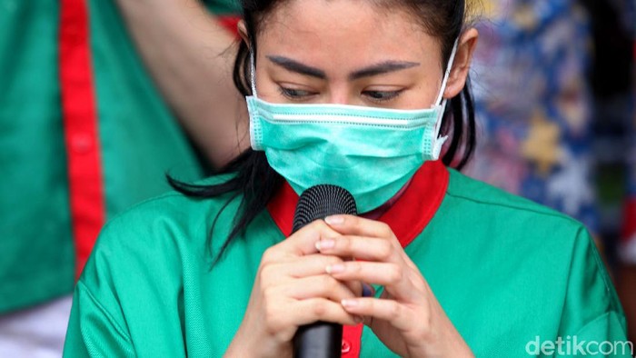 Artis Vitalia Sesha meminta maaf kepada keluarga dan masyarakat. Ia minta maaf karena mengonsumsi narkoba dan janji tak akan mengulangi perbuatannya tersebut.