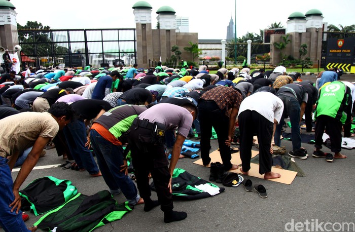Massa Pengemudi Ojol Salat Jumat di Depan Gedung DPR
