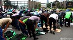 Massa Pengemudi Ojol Salat Jumat di Depan Gedung DPR