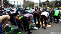 Salat Jumat tersebut dilaksanakan di depan Gedung DPR, Jakarta.