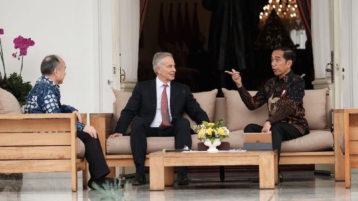 Jokowi Sambut Hangat Tony Blair dan Bos Softbank di Istana