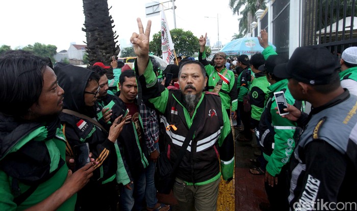Pimpinan DPR Temui Massa Ojol Dua Wakil Ketua DPR RI temui massa ojek online yang demo di depan gedung parlemen. Mereka menyatakan akan menampung aspirasi para ojol.