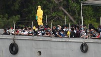 Kapal LCU merupakan jenis kapal yang digunakan pasukan amfibi untuk mengangkut peralatan dan pasukan ke pantai atau dermaga. Kapal LCU diperkirakan dapat mengangkut 60 personel sekali perjalanan. KRI Soeharso memiliki dua unit LCU untuk digunakan dalam proses evakuasi penjemputan.
